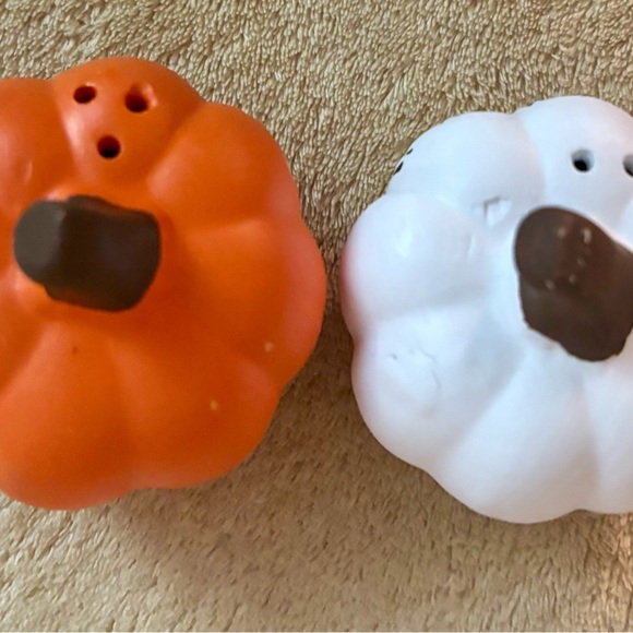 Orange and white ceramic salt and pepper shakers, NIB - Picture 3 of 4